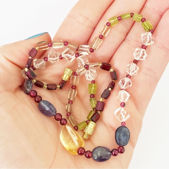 Vintage gemstone beaded necklace- garnet, rock crystal quartz, amethyst, peridot - Picture 4 of 6